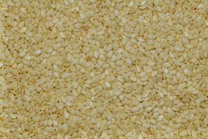 Detailed close-up image of organic sesame seeds, perfect for food photography and design.